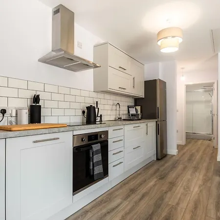 Lovely 2 Bedroom In דירה *
