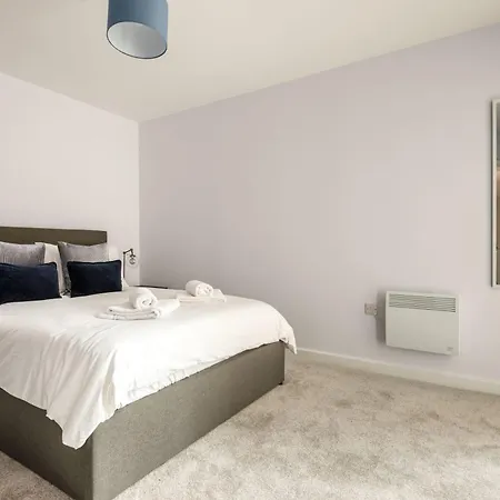 Lovely 2 Bedroom In Apartment *